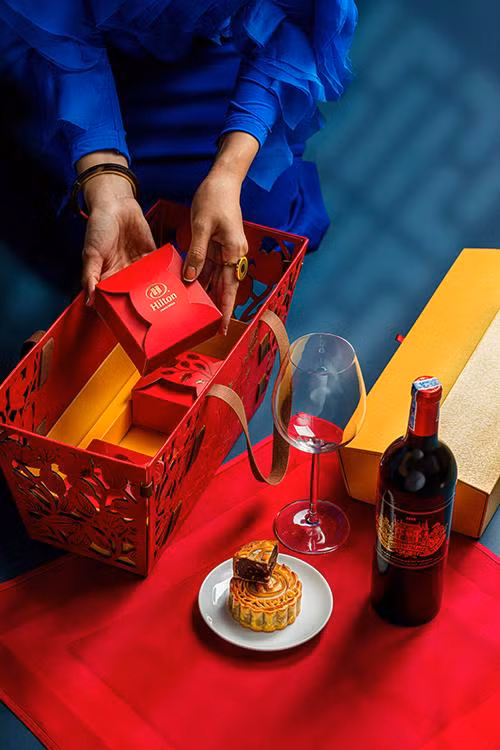 Đặc biệt, phiên bản túi xách giới hạn (kèm rượu) có giá thấp nhất là 3 triệu đồng, cao nhất là 25 triệu đồng. Ảnh: Hilton Hanoi Opera