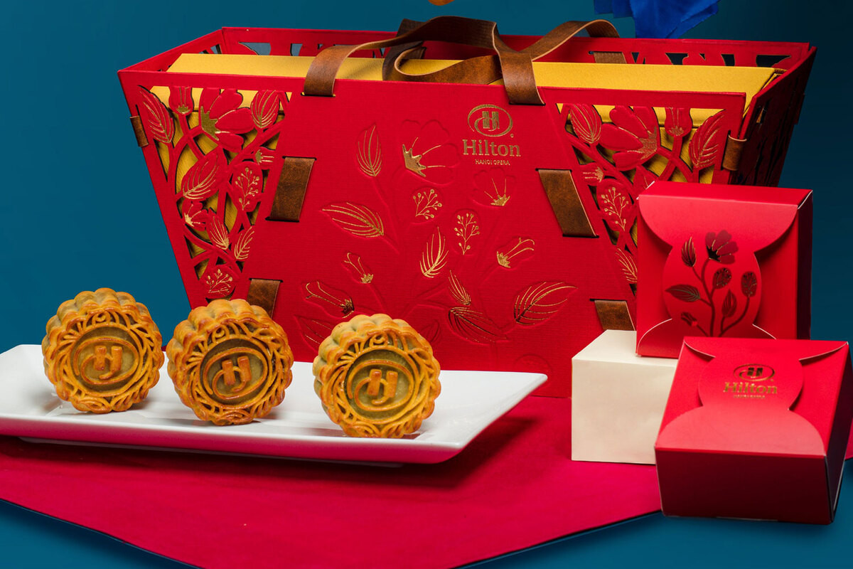 Mùa trung thu năm ngoái, Hilton Hanoi Opera tạo nên sự khác biệt với mẫu hộp độc đáo, khai thác kiểu dáng thanh lịch từ những chiếc túi xách cao cấp cùng họa tiết hoa lá truyền thống, giá từ 800.000 - 1,2 triệu đồng/ hộp. Ảnh: Hilton Hanoi Opera