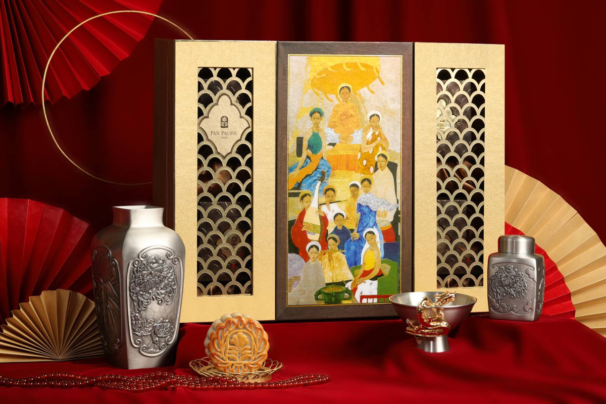 Mùa trung thu năm ngoái, Pan Pacific Hà Nội gây sốt với hộp giá lên tới 12,88 triệu đồng bao gồm 6 bánh lớn và một bình hoa tứ quý. Ảnh: Pan Pacific