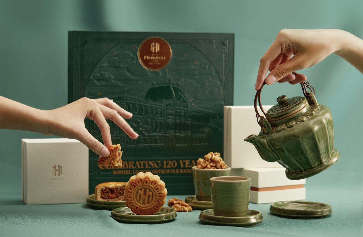 Bánh Trung thu của Metropole 2021 mang tới 6 hương vị đặc trưng: thập cẩm truyền thống; vừng đen và dừa; caramen với quả vả và mứt cam; đậu xanh với mơ và trứng muối; hạt sen và hoa quả sấy; dứa với trà xanh và trứng muối. Metropole