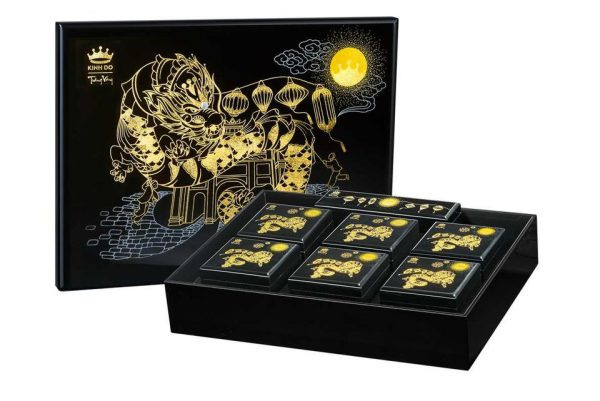 Bên cạnh các sản phẩm bình dân, thương hiệu Kinh Đô năm nay ra mắt bánh trung thu Trăng Vàng Black &amp; Gold hộp sơn mài đặc biệt, lấy cảm hứng từ hoàng gia. Ảnh: Kinh đô