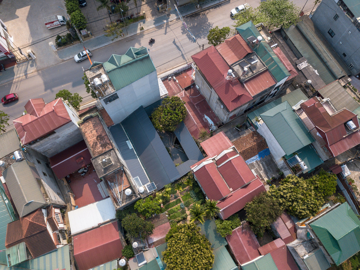 P.O.M House là ngôi nhà nhỏ nằm trên sườn đồi thuộc tỉnh Sơn La. Giống như những ngôi làng trên đồi của Việt Nam trong hơn chục năm qua, sự phát triển của kinh tế kéo theo những công trình xây dựng khiến thành phố ngày càng chật chội hơn.