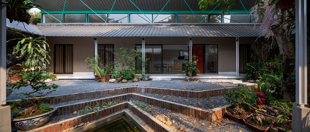 Mái hiên được dựng xung quanh sân như một giới hạn vững chắc để bảo vệ “mảnh đất” khỏi tác động của các công trình xây dựng.