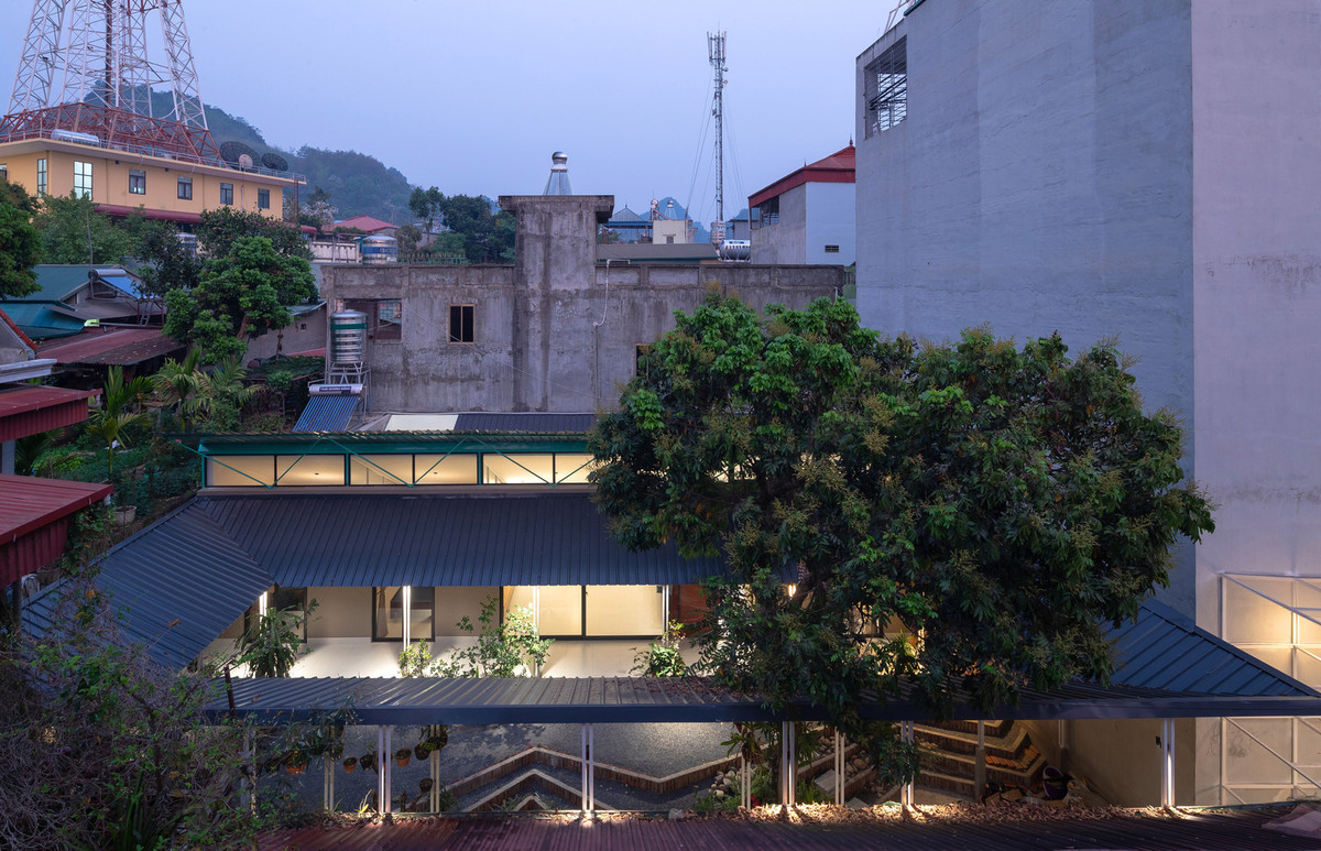 Ngọn đồi giờ đây là một chiếc bánh với nhiều mảnh được cắt ra và tạo mặt bằng phẳng cho một thành phố “thuận tiện hơn”.