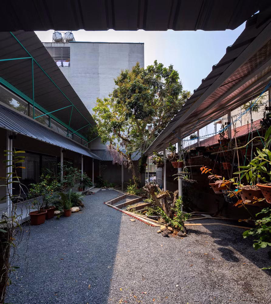 Sân trong lấy cảm hứng từ hiên của ngôi nhà truyền thống để tạo bóng mát giữa trưa.