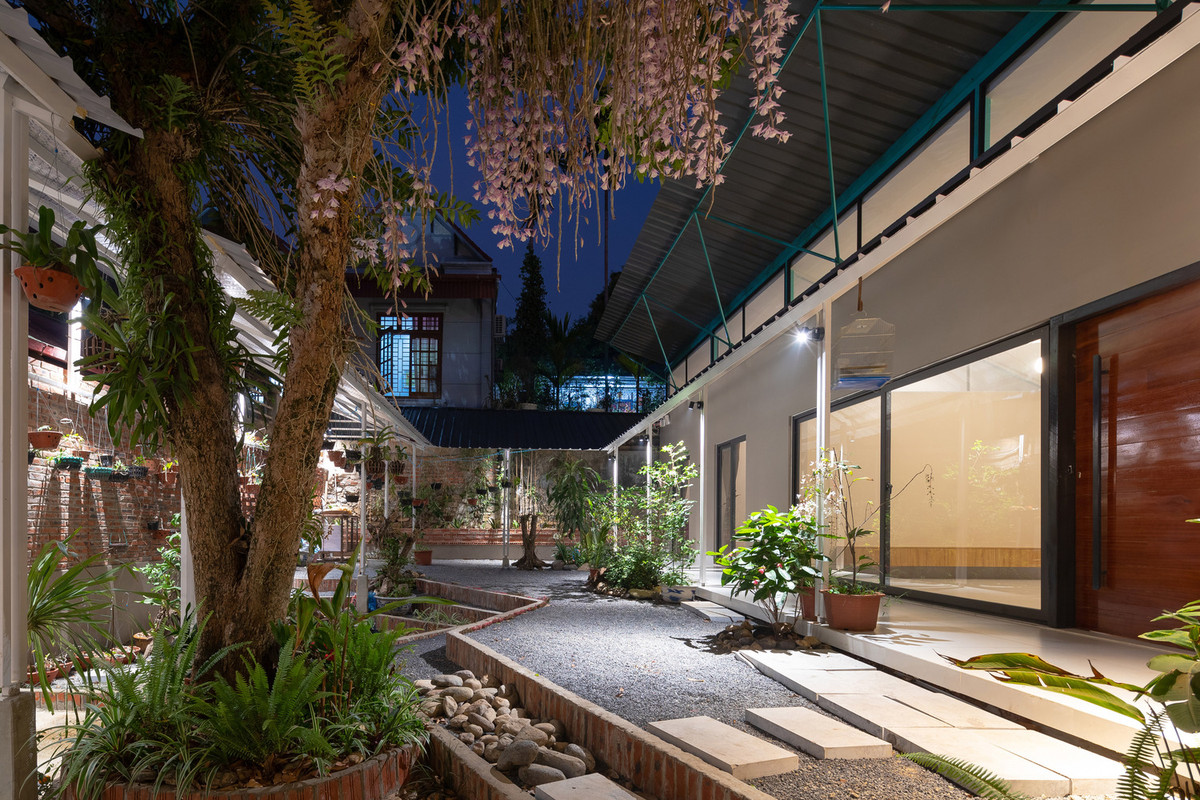 Phần mái được thiết kế mở ra bên ngoài và được tính toán kỹ lưỡng để khéo léo đón ánh sáng tự nhiên vào nhà vào những buổi chiều muộn khi cường độ ánh sáng đã giảm. Nguồn ảnh: Archdaily