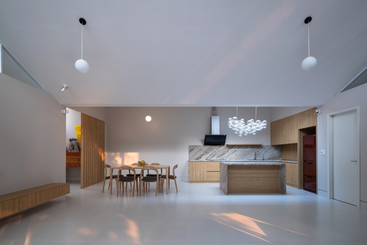 Không gian sinh hoạt trong nhà được bố trí khá đơn giản, gồm không gian chung rộng, nơi diễn ra mọi hoạt động và là không gian kết nối của các thành viên trong gia đình.