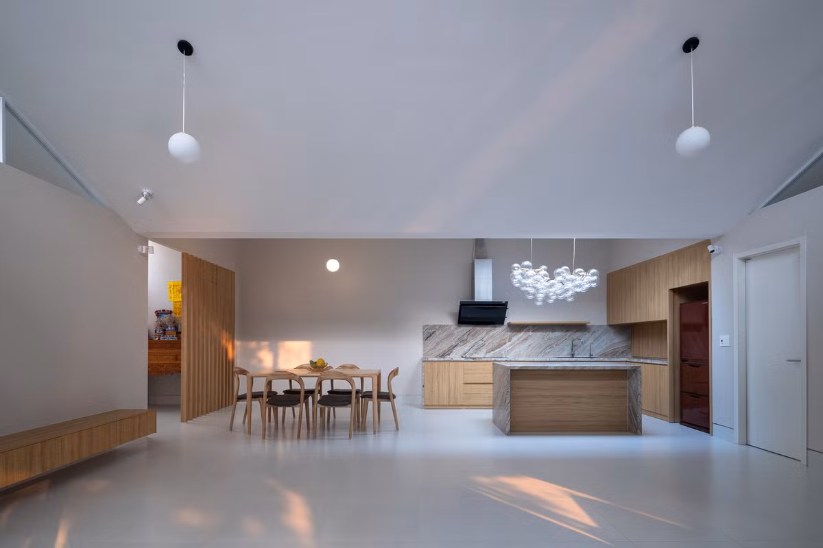 Không gian sinh hoạt trong nhà được bố trí khá đơn giản, gồm không gian chung rộng, nơi diễn ra mọi hoạt động và là không gian kết nối của các thành viên trong gia đình.