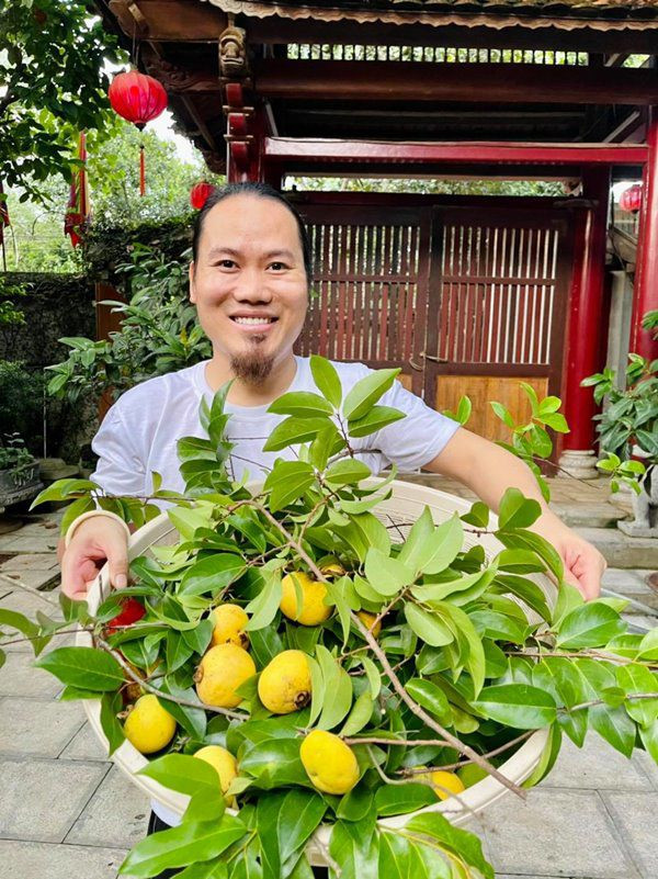 Nghệ sĩ Vượng Râu hái vào thắp hương lấy lộc. Ảnh: FBNV