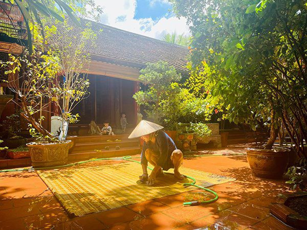 Đang lúc giao mùa hạ sang thu, ngôi nhà của nam nghệ sĩ đầy bóng nắng. Ảnh: FBNV