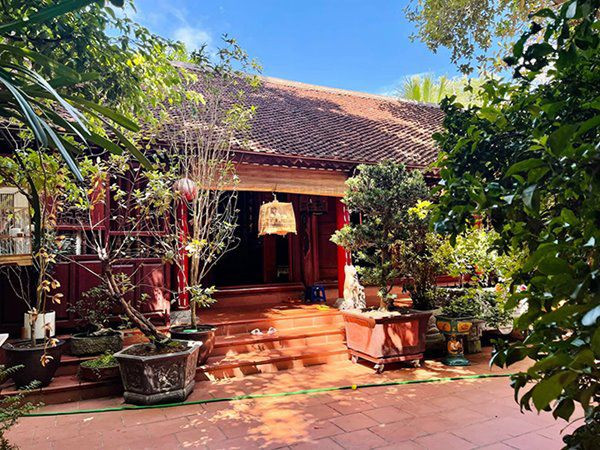 Biệt phủ của Vượng Râu thiết kế giống như các ngôi nhà đặc trưng của làng quê Bắc Bộ. Nhà lợp mái ngói, cửa gỗ, thềm cao và xung quanh là vườn cây hoa trái xum xuê. Ảnh: FBNV