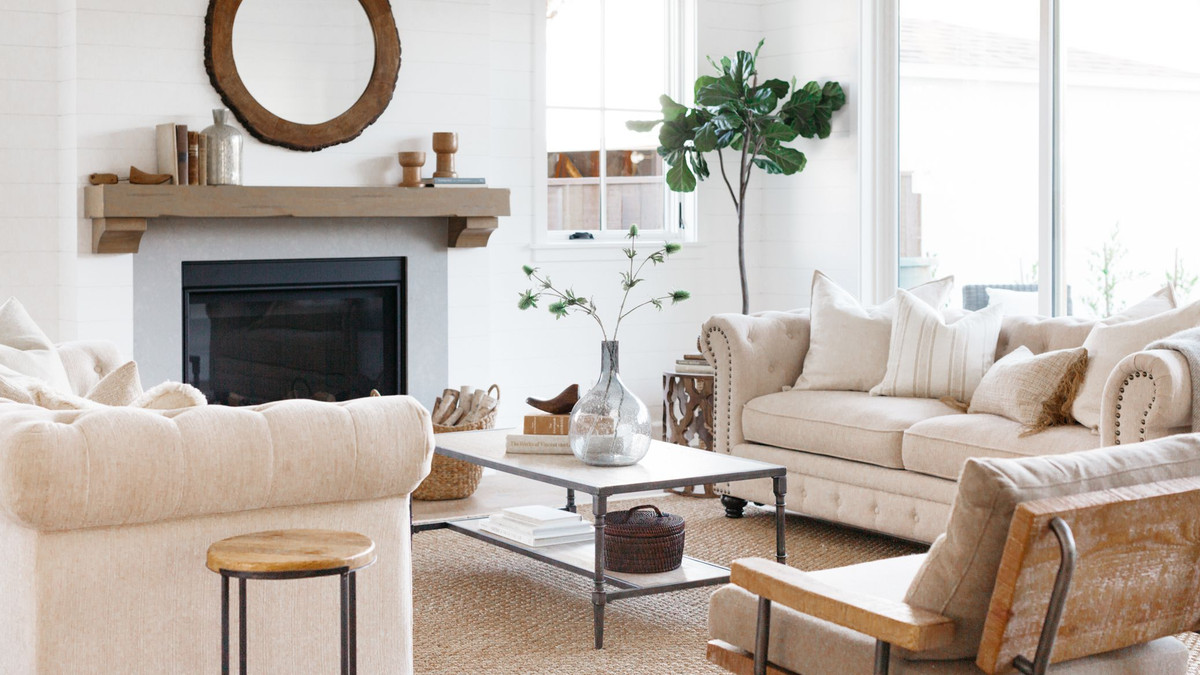 Nếu hướng cửa phòng khách là hướng nhiều sáng, sẽ thích hợp với những tông màu lạnh để giảm nhiệt độ của mặt trời, giúp căn phòng luôn được mát mẻ.