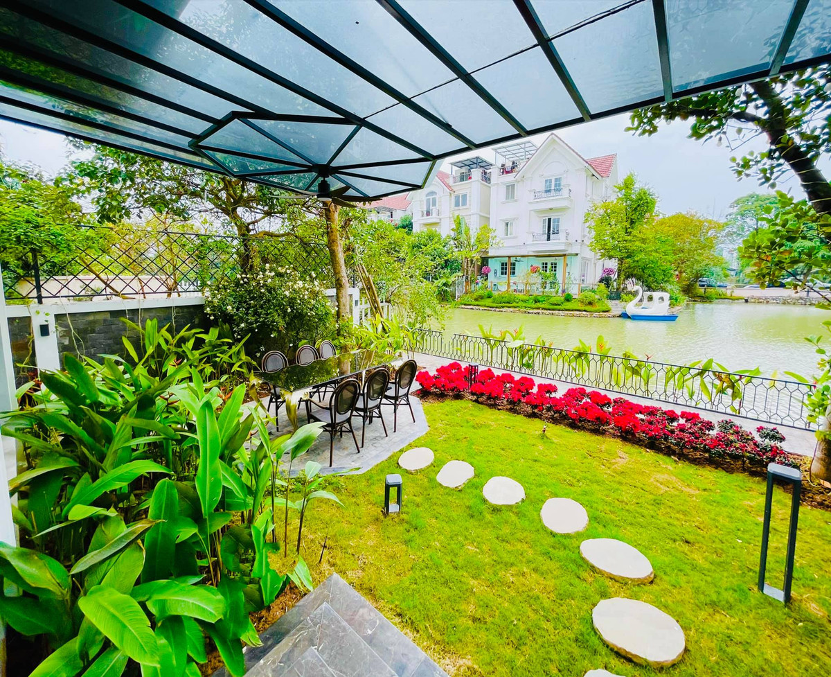 Tại khu vực sân vườn, Lã Thanh Huyền trồng các loại cây xanh và hoa tươi.