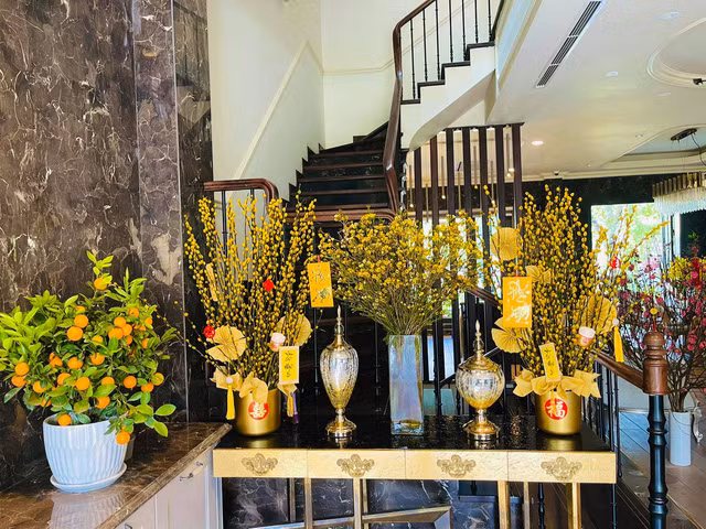 Một góc khác ngập sắc hoa trong nhà của Lã Thanh Huyền. Nguồn ảnh: FBNV.