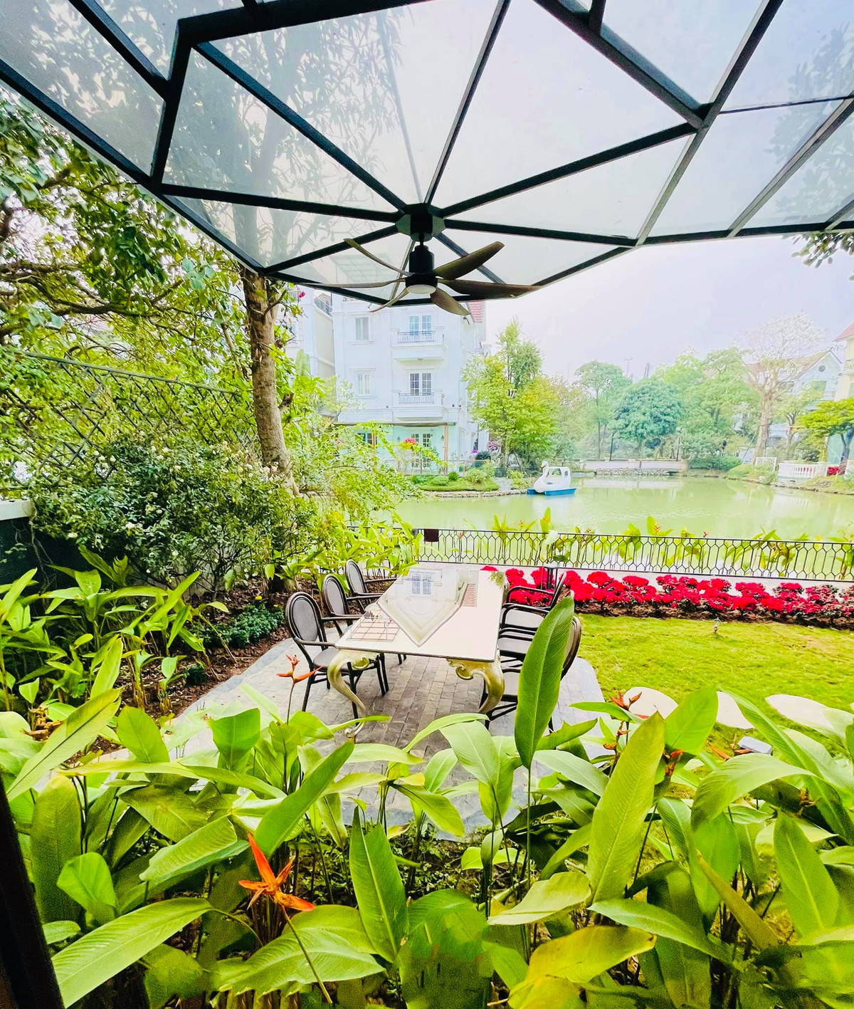 Góc uống trà thư giãn có tầm mắt nhìn ra sông thoáng đãng.