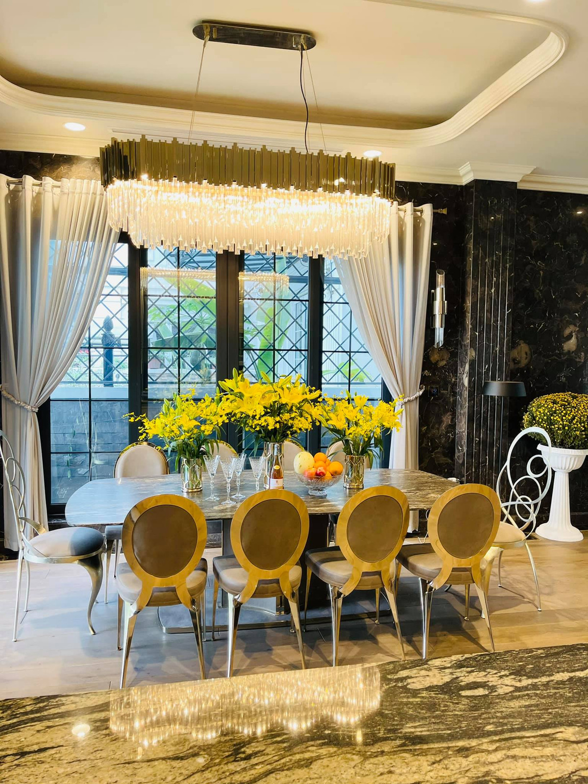 Bàn ăn rực sắc vàng.