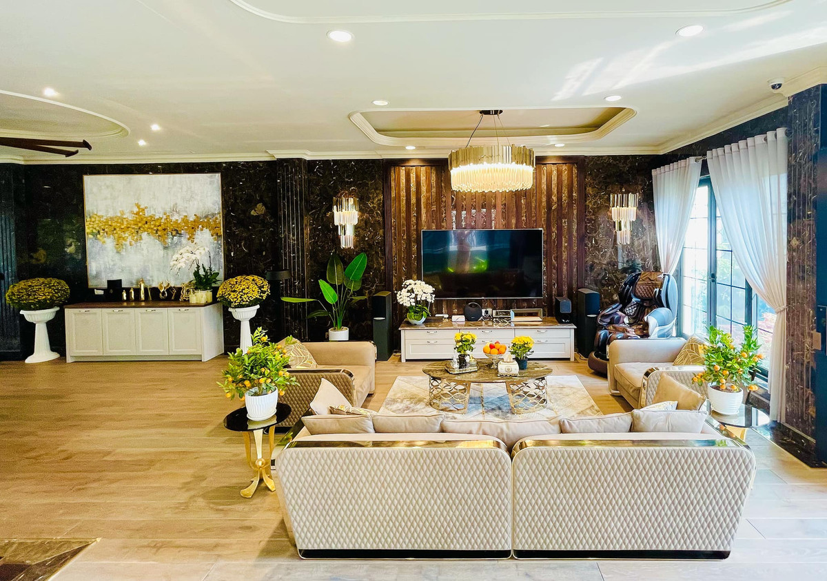 Phòng khách cũng được trang trí tỉ mỉ với nhiều chậu hoa rực rỡ.