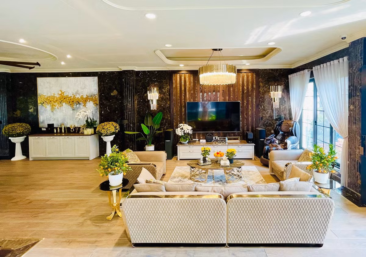 Phòng khách cũng được trang trí tỉ mỉ với nhiều chậu hoa rực rỡ.