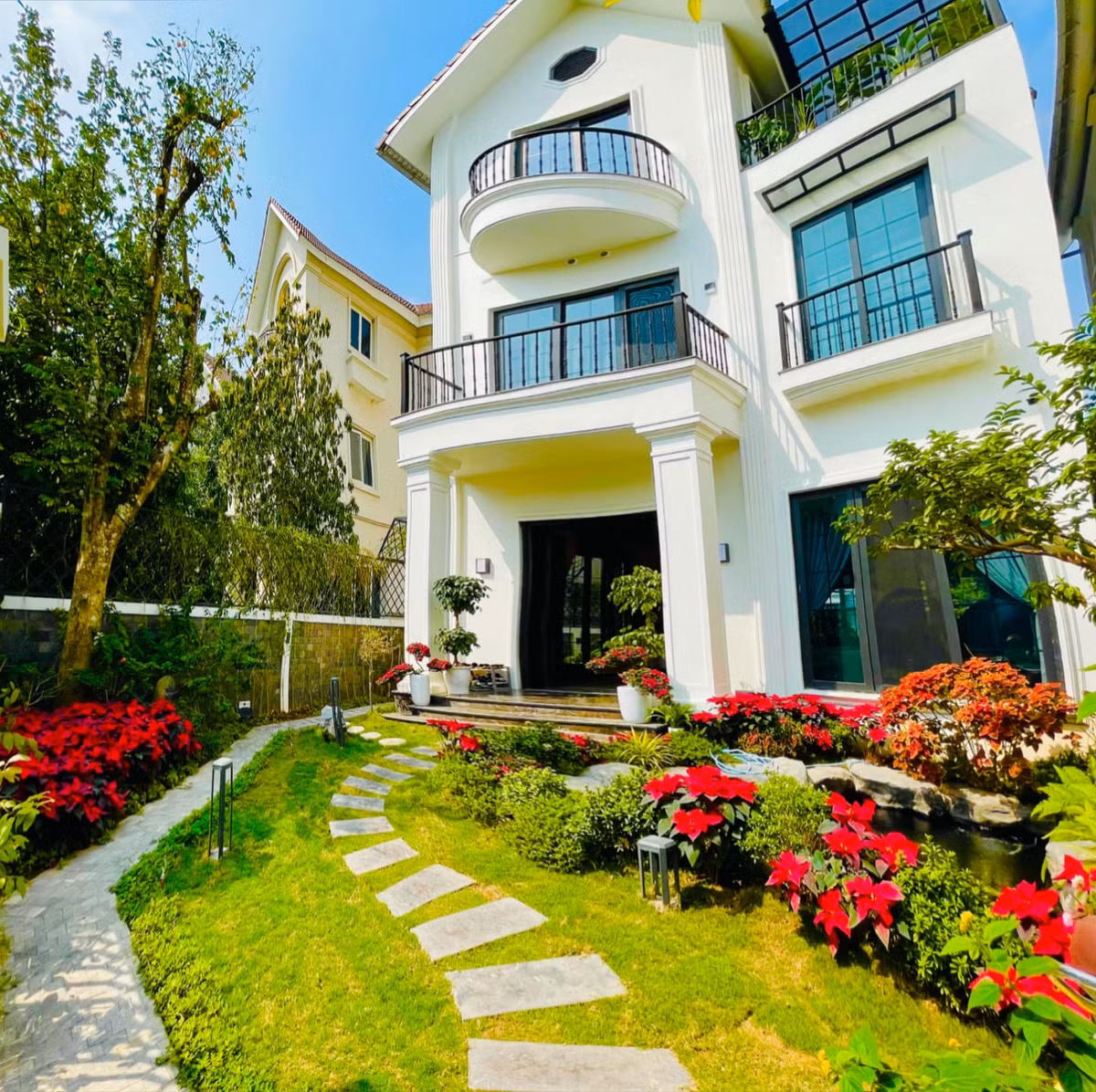 Lã Thanh Huyền trang hoàng nhiều loại hoa khác nhau từ ngoài sân vườn đến trong nhà.