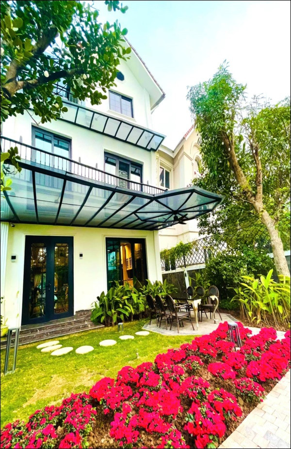 Ngày 27 Tết, diễn viên Lã Thanh Huyền chia sẻ trên trang cá nhân loạt ảnh cô trang hoàng căn biệt thự ven sông nhân dịp Tết Nguyên đán 2021.