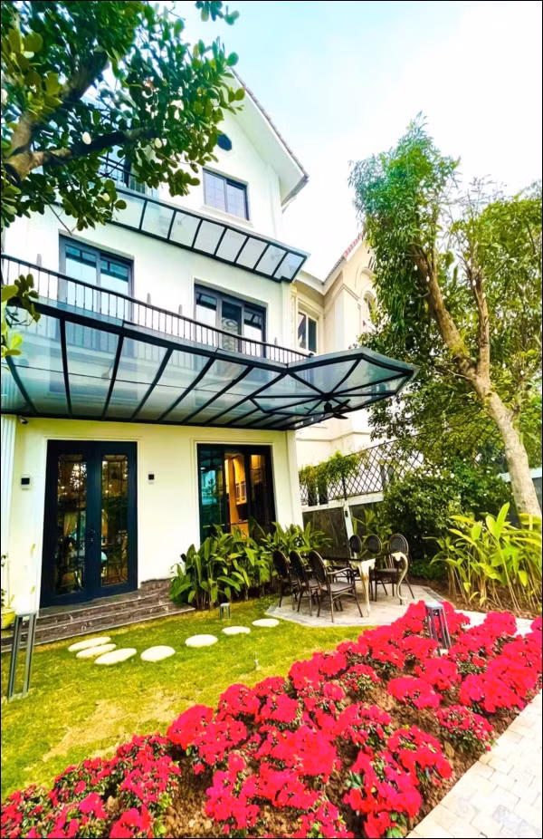 Ngày 27 Tết, diễn viên Lã Thanh Huyền chia sẻ trên trang cá nhân loạt ảnh cô trang hoàng căn biệt thự ven sông nhân dịp Tết Nguyên đán 2021.