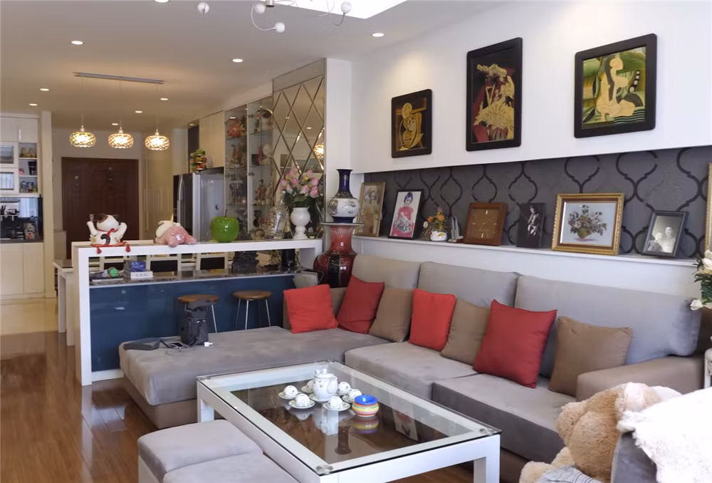 Phòng khách không quá rộng nhưng đủ cho khách tới chơi nhà có thể ngồi thoải mái. Ảnh: Facebook