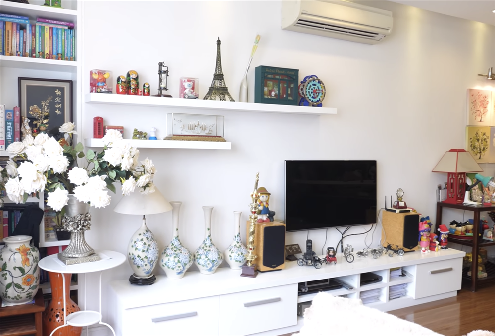 Đối diện với sofa phòng khách là kệ lớn giúp lưu trữ được các loại đồ lưu niệm và ti vi. Ảnh: Facebook