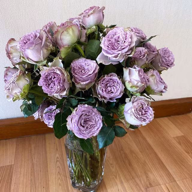 Người đẹp cũng hay decor cho ngôi nhà bằng những lọ hoa xinh xắn. Ảnh: Facebook