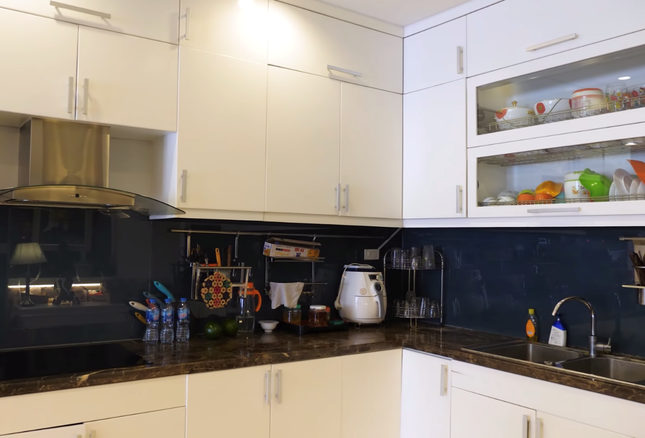 Nhà bếp đơn giản, được sắp xếp gọn gàng. Ảnh: Facebook