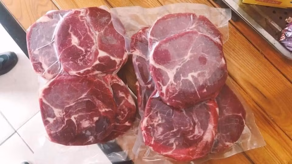 Về lõi thăn bò Úc siêu rẻ đang bán tràn lan trên chợ mạng, anh Phú cho rằng có thể thịt trâu Ấn Độ hoặc thịt lợn nái được phù phép thành thịt bò nhằm kiếm lời.