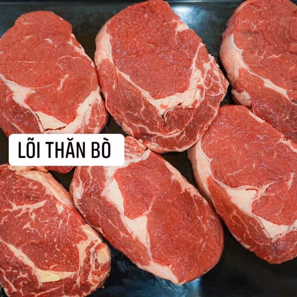 Lõi thăn bò Úc được cắt khúc, đóng túi hút chân không. 1kg thường được chia 3 miếng đúng theo tiêu chuẩn để người mua làm món bít tết hoặc nướng ăn.