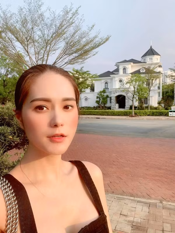 Chưa hết, nữ ca sĩ còn tiết lộ sẽ đập căn biệt thự này đi, xây lại 1 căn mới theo đúng ý của bản thân. Ảnh: FB Đoàn Di Băng