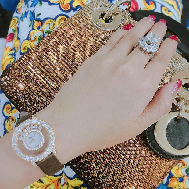 Một chiếc nhẫn kim cương khổng lồ của vợ hai đại gia Minh Nhựa. Ảnh: FBNV