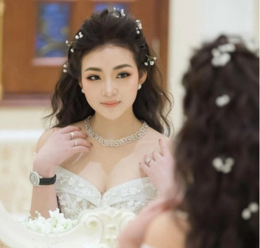 "Cô dâu 200 cây vàng" Thu Hương đeo trên tay chiếc nhẫn kim cương không hề bé nhỏ. Ảnh: FBNV.