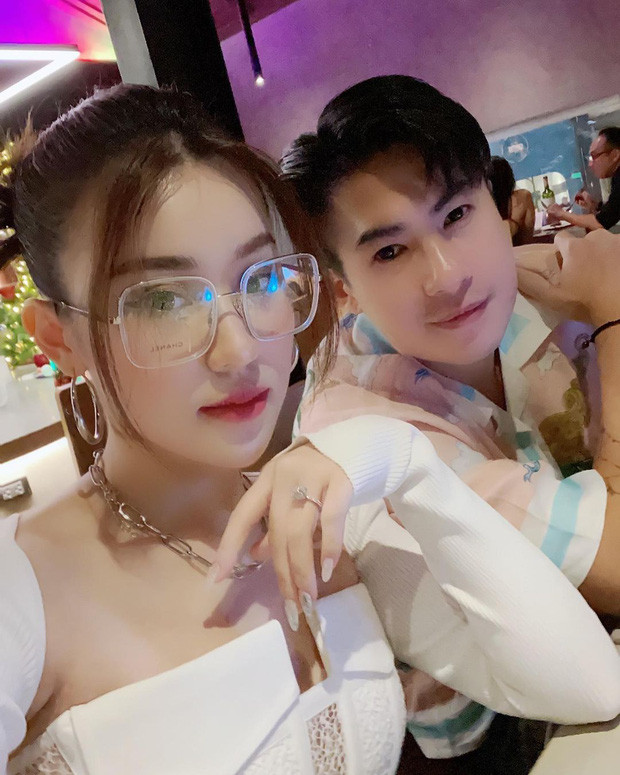 Rich kid Trinh Hoàng khoe khéo viên kim cương to như hạt đậu trên tay. Ảnh: FBNV.