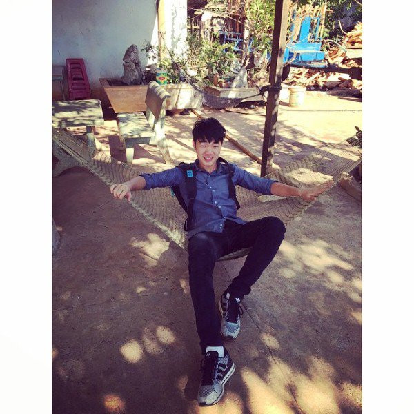 Khoảng sân rộng rãi, thoáng mát là nơi chàng cầu thủ mắc võng nghỉ ngơi. Ảnh: FBNV