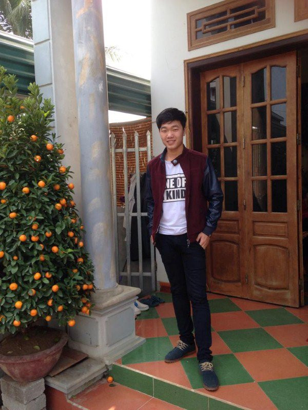 Xuân Trường tạo dáng trước cửa nhà. Ảnh: FBNV