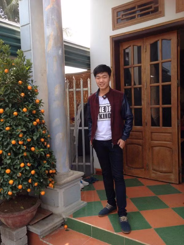 Xuân Trường tạo dáng trước cửa nhà. Ảnh: FBNV