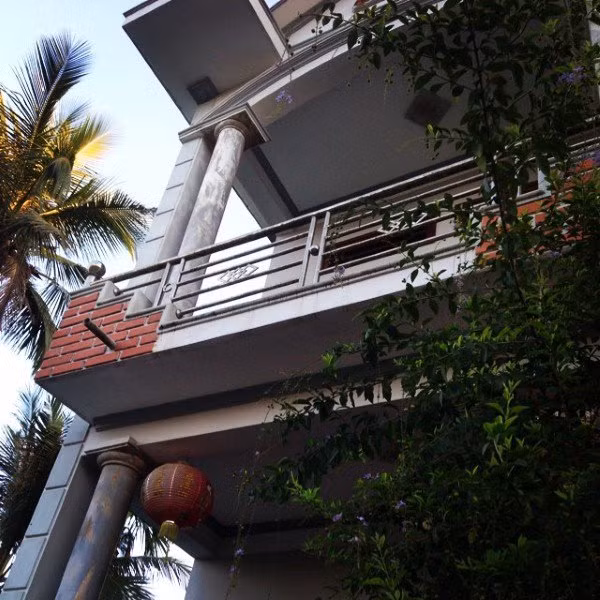 Nhà xây 2 tầng, xung quanh có nhiều cây xanh. Ảnh: Khám phá.