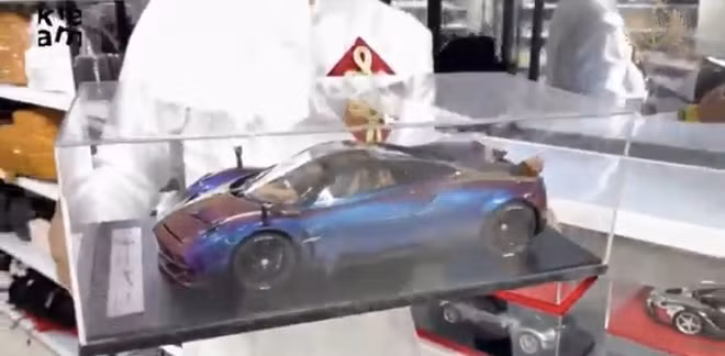 Siêu xe mô hình đại gia Minh Nhựa thích nhất trong bộ sưu tập này là 2 chiếc xe Pagani Huayra. Đáng tiếc, giá trị của những chiếc xe không được công bố.