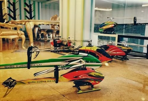 Trực thăng mô hình là thú chơi tốn kém nhưng Cường Đô La có hẳn một bộ sưu tập đủ loại, đủ màu.