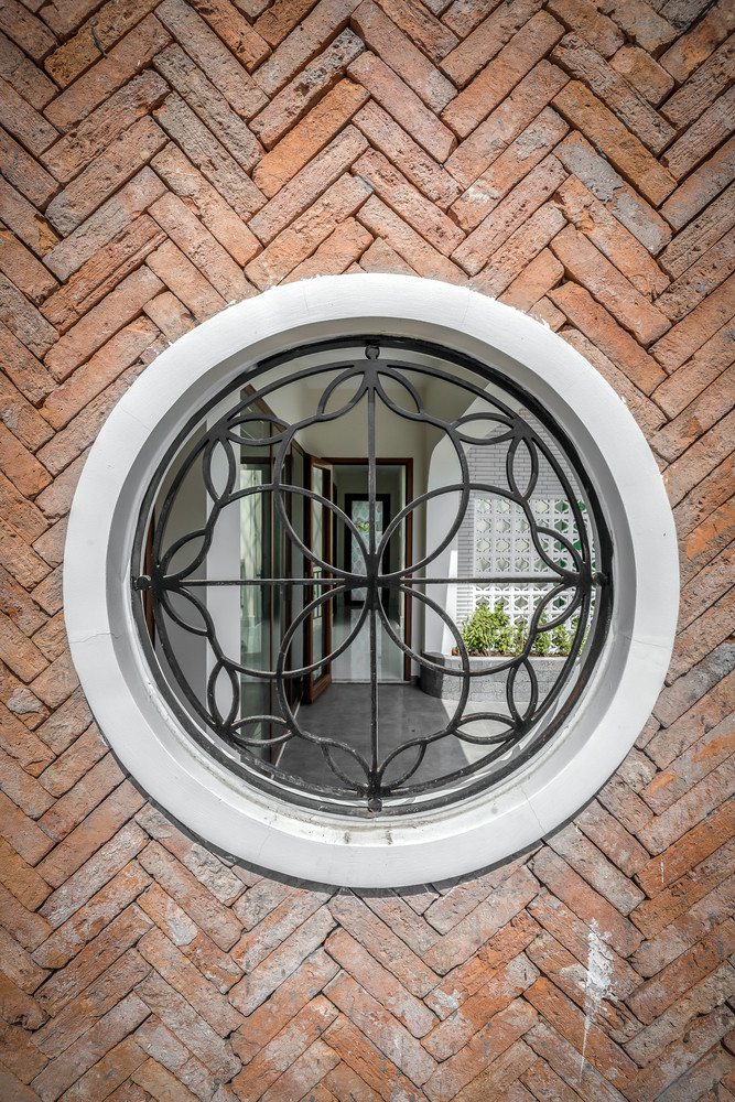 Màu gạch đỏ cùng họa tiết gạch ngoằn ngoèo tạo nên nét cá tính rất riêng.