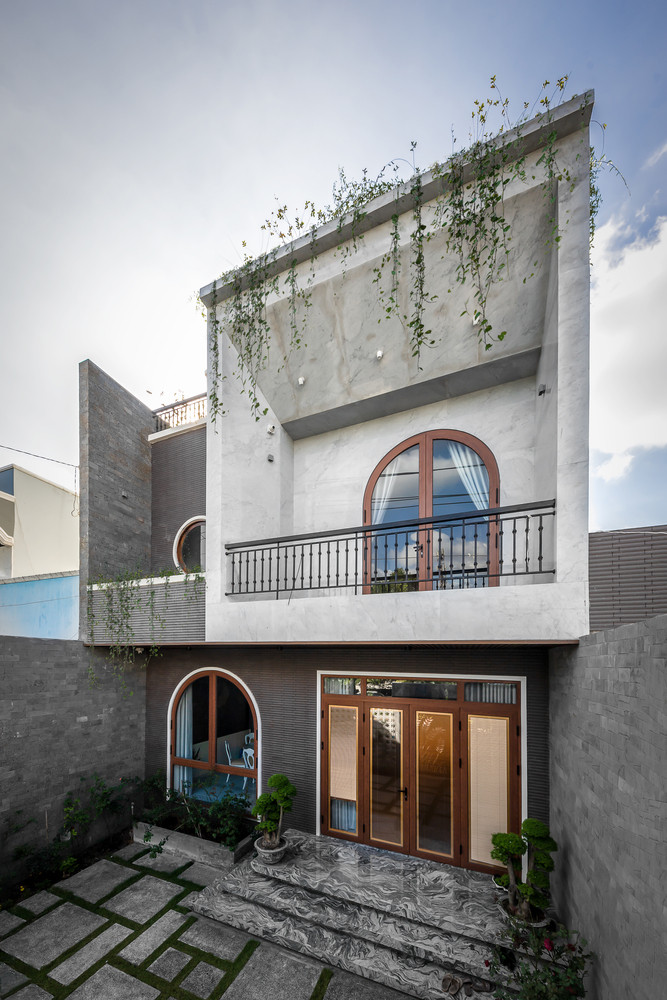 Toàn bộ phần móng và cột của nhà cũ đều được giữ lại để hạn chế ảnh hưởng đến kết cấu của công trình.