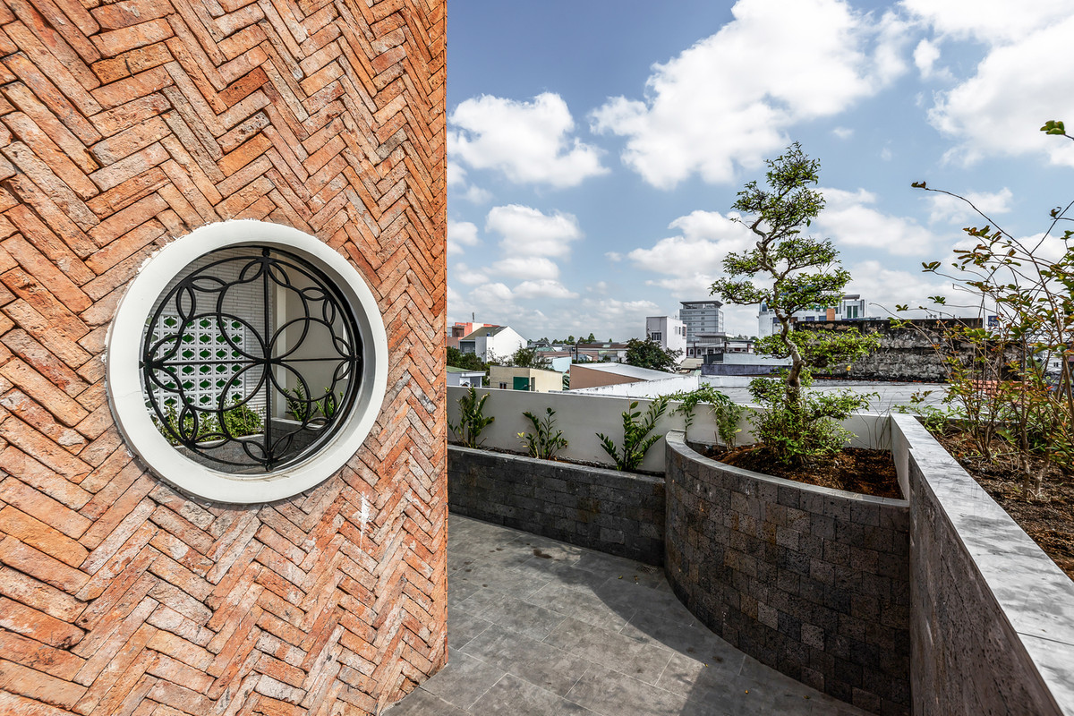 Các ô thoáng được bố trí ở những vị trí phù hợp để đón ánh sáng, thông gió tự nhiên. Nguồn ảnh: Archdaily