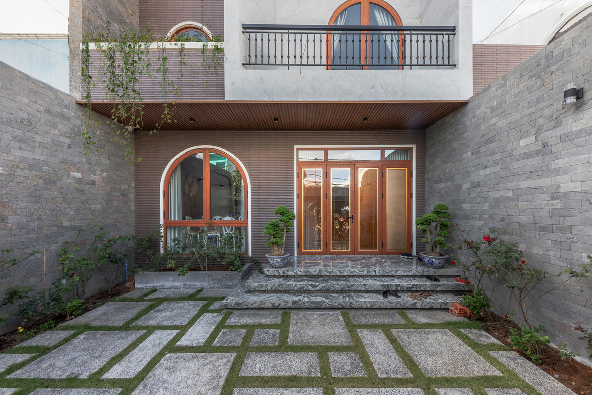 Điều này vừa tạo khoảng lùi vừa hạn chế ô nhiễm tiếng ồn, khói bụi từ bên ngoài vào trong ngôi nhà, đồng thời khu vườn này còn hấp thụ và giảm nhiệt mặt trời bên trong căn nhà.