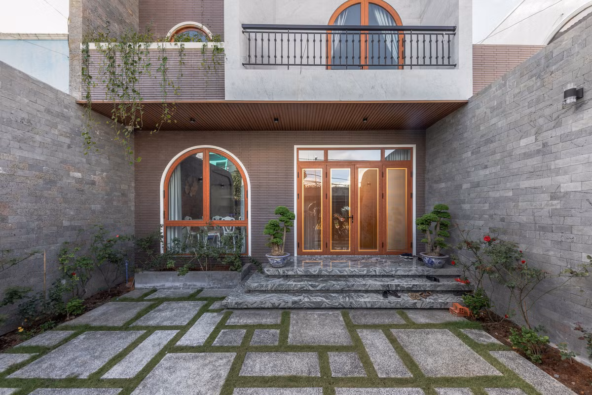 Điều này vừa tạo khoảng lùi vừa hạn chế ô nhiễm tiếng ồn, khói bụi từ bên ngoài vào trong ngôi nhà, đồng thời khu vườn này còn hấp thụ và giảm nhiệt mặt trời bên trong căn nhà.