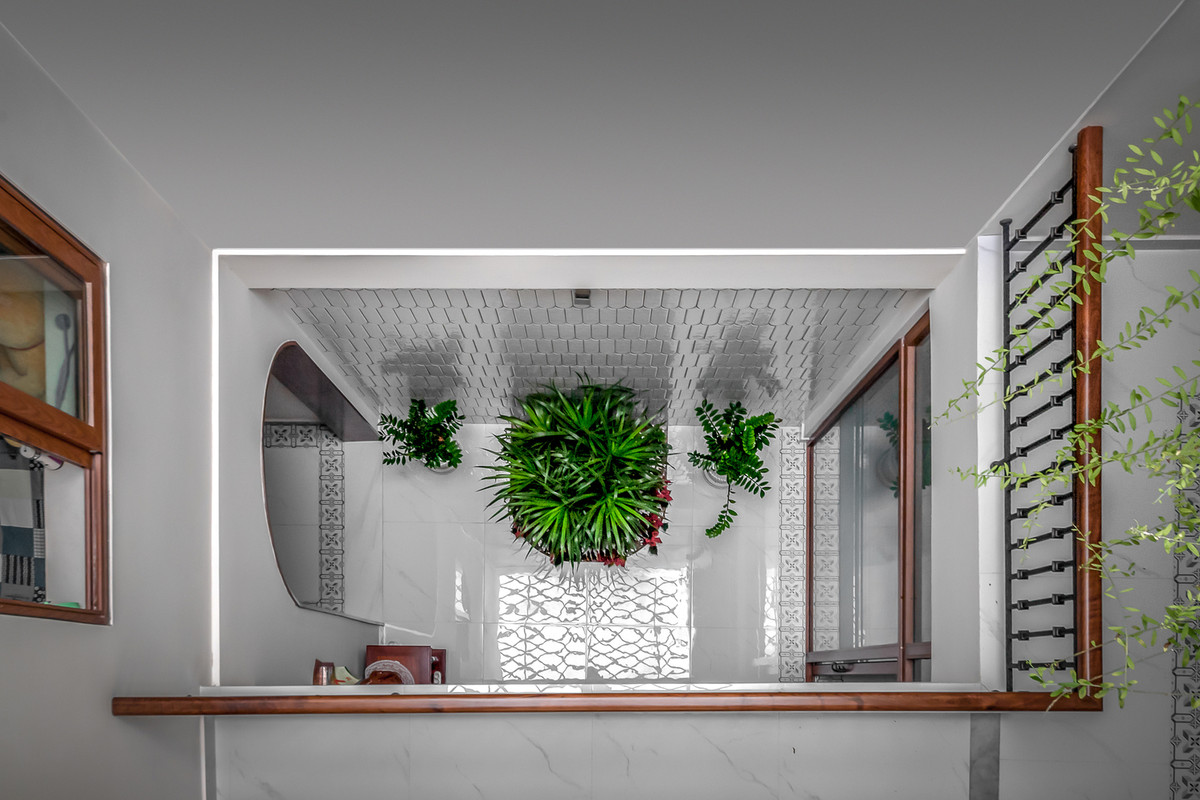 Nhờ ánh sáng tự nhiên từ giếng trời, ngôi nhà không phải sử dụng đèn điện vào ban ngày giúp tiết kiệm năng lượng tiêu thụ.