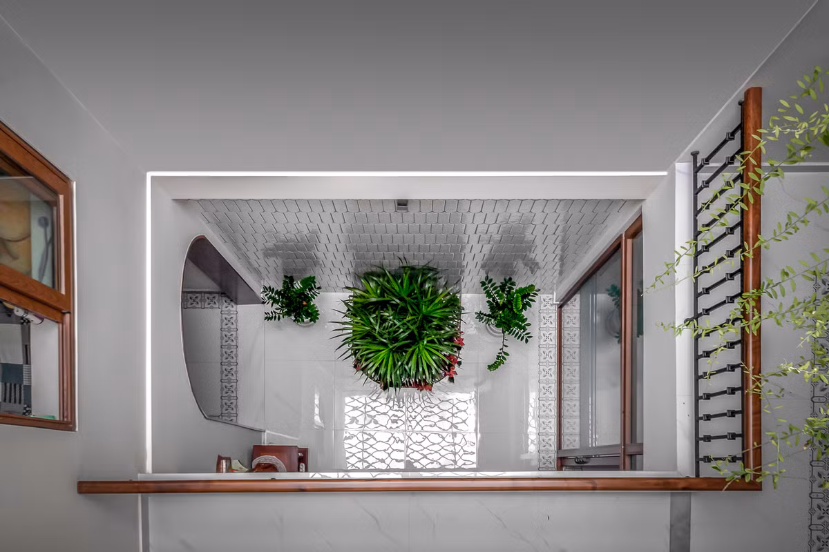 Nhờ ánh sáng tự nhiên từ giếng trời, ngôi nhà không phải sử dụng đèn điện vào ban ngày giúp tiết kiệm năng lượng tiêu thụ.