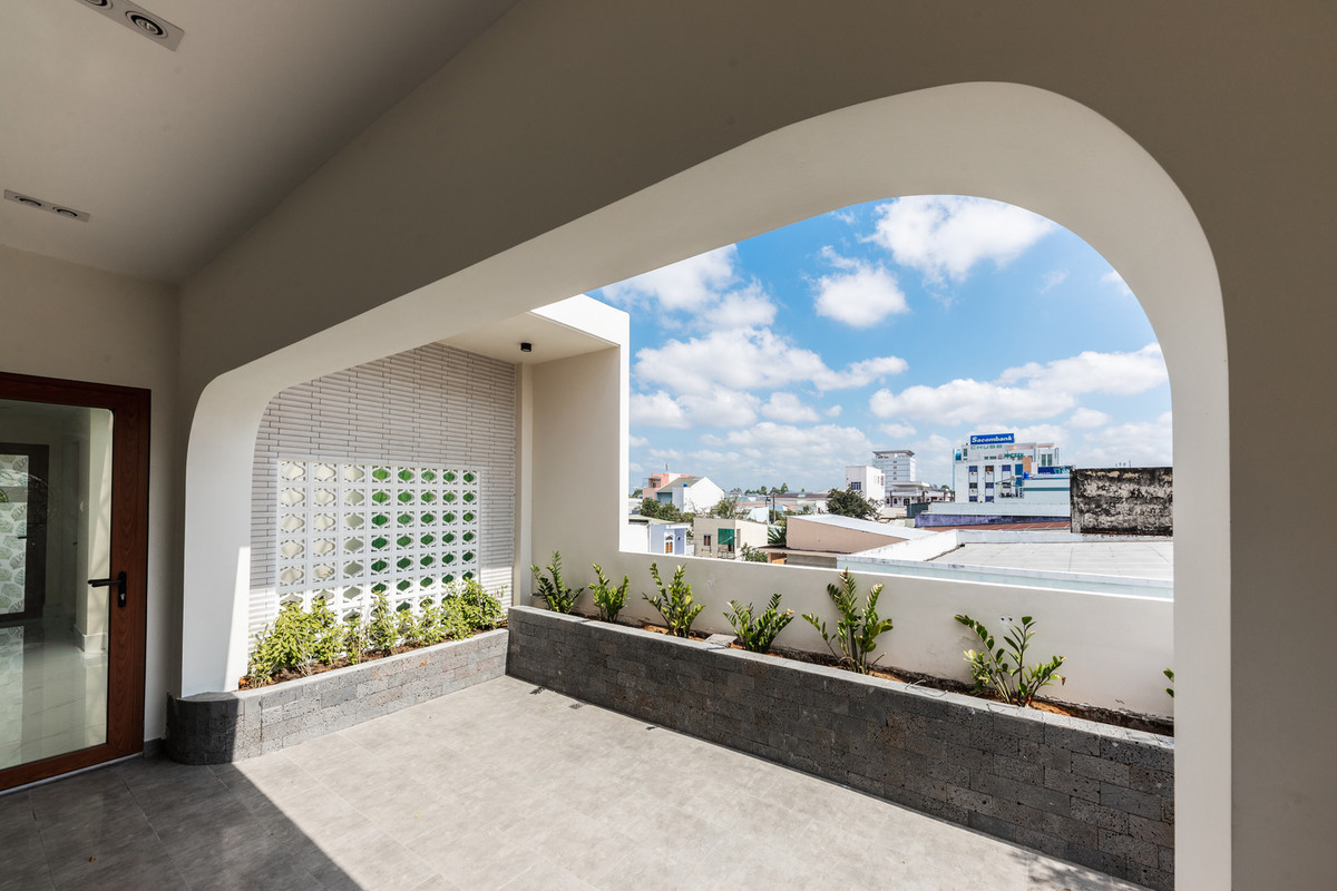 Những vòm cong gợi lên những ký ức quen thuộc về những ngôi nhà cổ mà vẫn giữ được nét hài hòa về hình thức kiến trúc với những ngôi nhà lân cận.