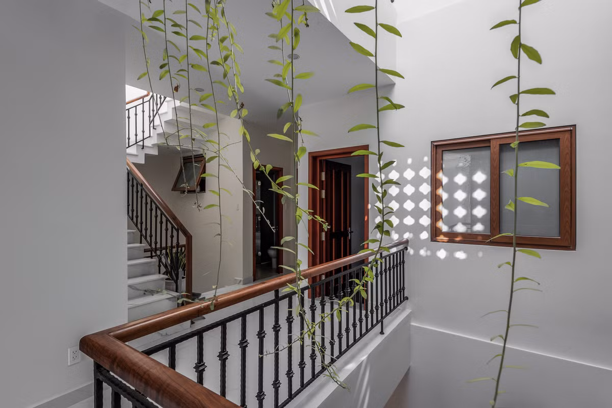 Những bức tường ngăn cách giữa các ngôi nhà cũ được xóa bỏ, mang đến không gian rộng lớn và có thể kết nối với nhau, đáp ứng đầy đủ nhu cầu ở lâu dài của gia chủ.